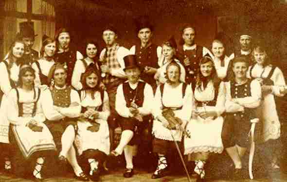 Photo of folk dancers 1922